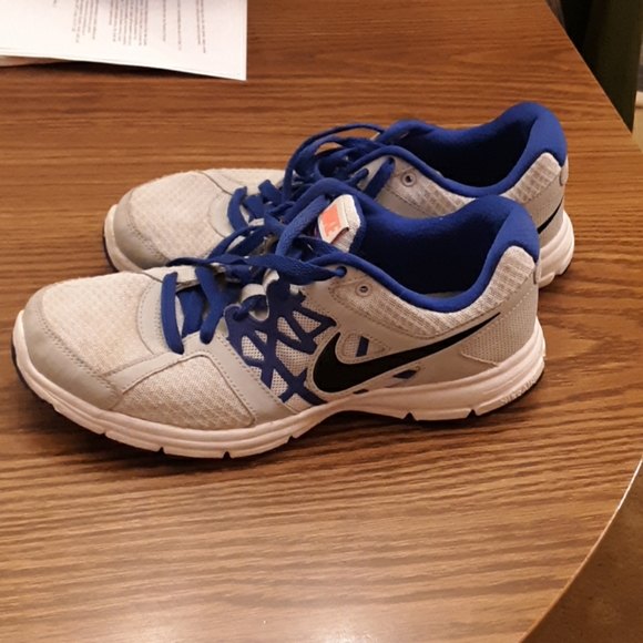 Women's size 9 athletic shoes - Picture 2 of 5